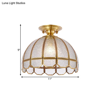 Lámpara de techo semiempotrada DecorBites™ con cúpula festoneada de latón envejecido y cristal ondulado