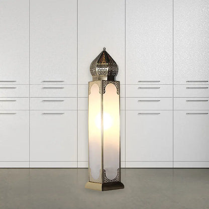 Lámpara de mesa de latón envejecido con pantalla de cristal blanco: ideal para el escritorio del salón o la mesita de noche.