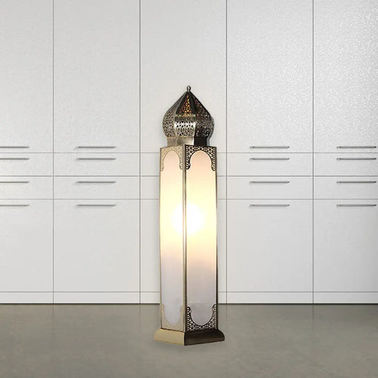 مصباح طاولة من النحاس العتيق مع غطاء زجاجي أبيض - مثالي لمكتب غرفة المعيشة أو المنضدة الجانبية