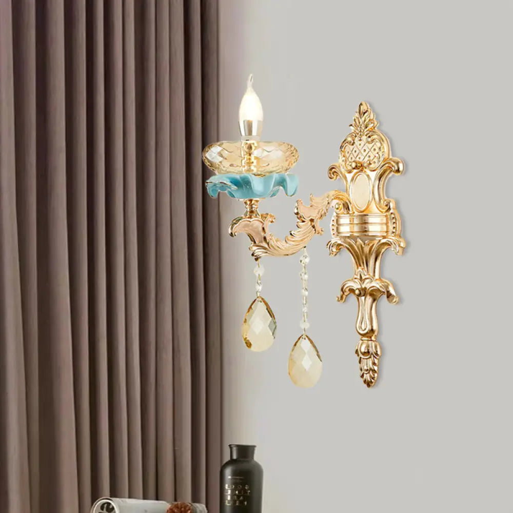 Lámpara de pared tipo candelabro envejecido DecorBites™ con aplique de cristal en color dorado