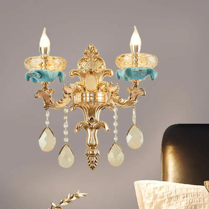 Lámpara de pared tipo candelabro envejecido DecorBites™ con aplique de cristal en color dorado
