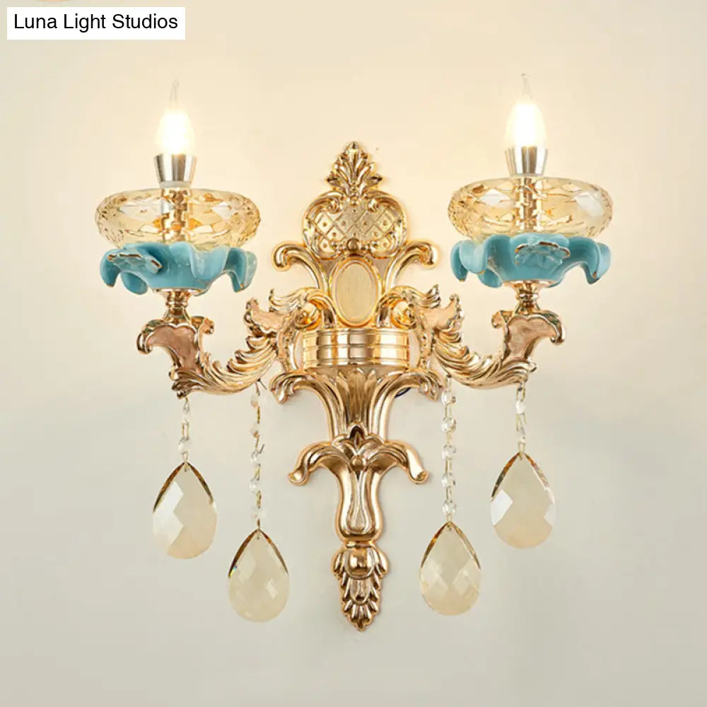 Lámpara de pared tipo candelabro envejecido DecorBites™ con aplique de cristal en color dorado