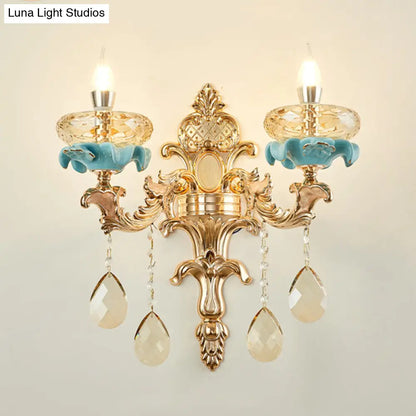 Lámpara de pared tipo candelabro envejecido DecorBites™ con aplique de cristal en color dorado
