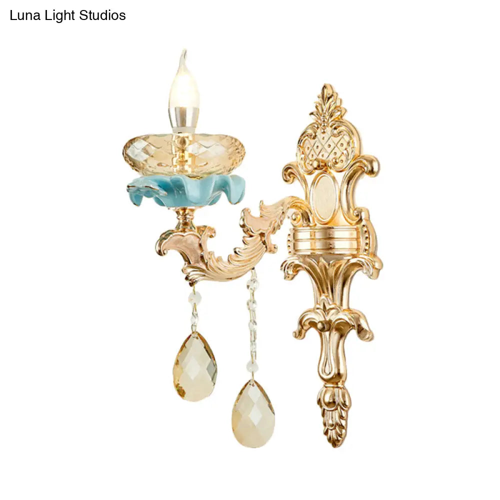 Lámpara de pared tipo candelabro envejecido DecorBites™ con aplique de cristal en color dorado