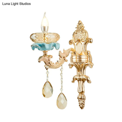 Lámpara de pared tipo candelabro envejecido DecorBites™ con aplique de cristal en color dorado