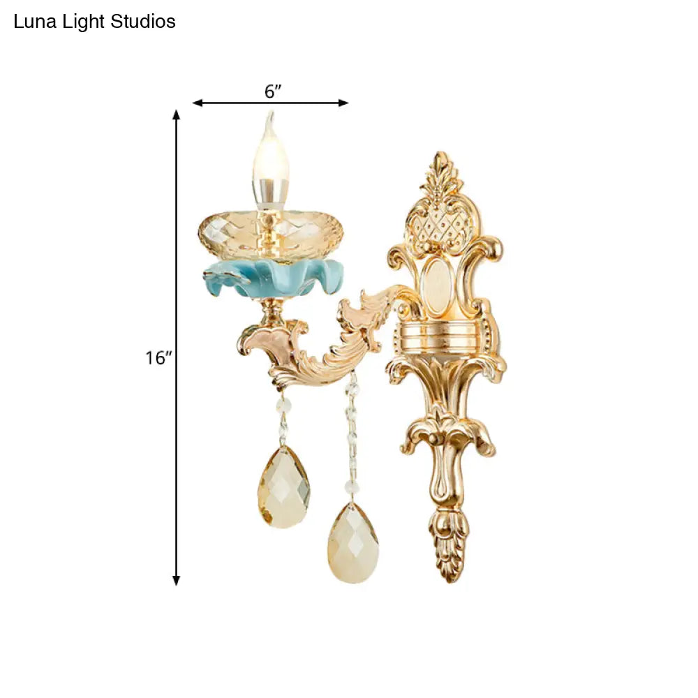 Lámpara de pared tipo candelabro envejecido DecorBites™ con aplique de cristal en color dorado