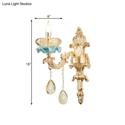 Lámpara de pared tipo candelabro envejecido DecorBites™ con aplique de cristal en color dorado