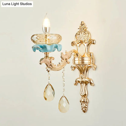 Lámpara de pared tipo candelabro envejecido DecorBites™ con aplique de cristal en color dorado