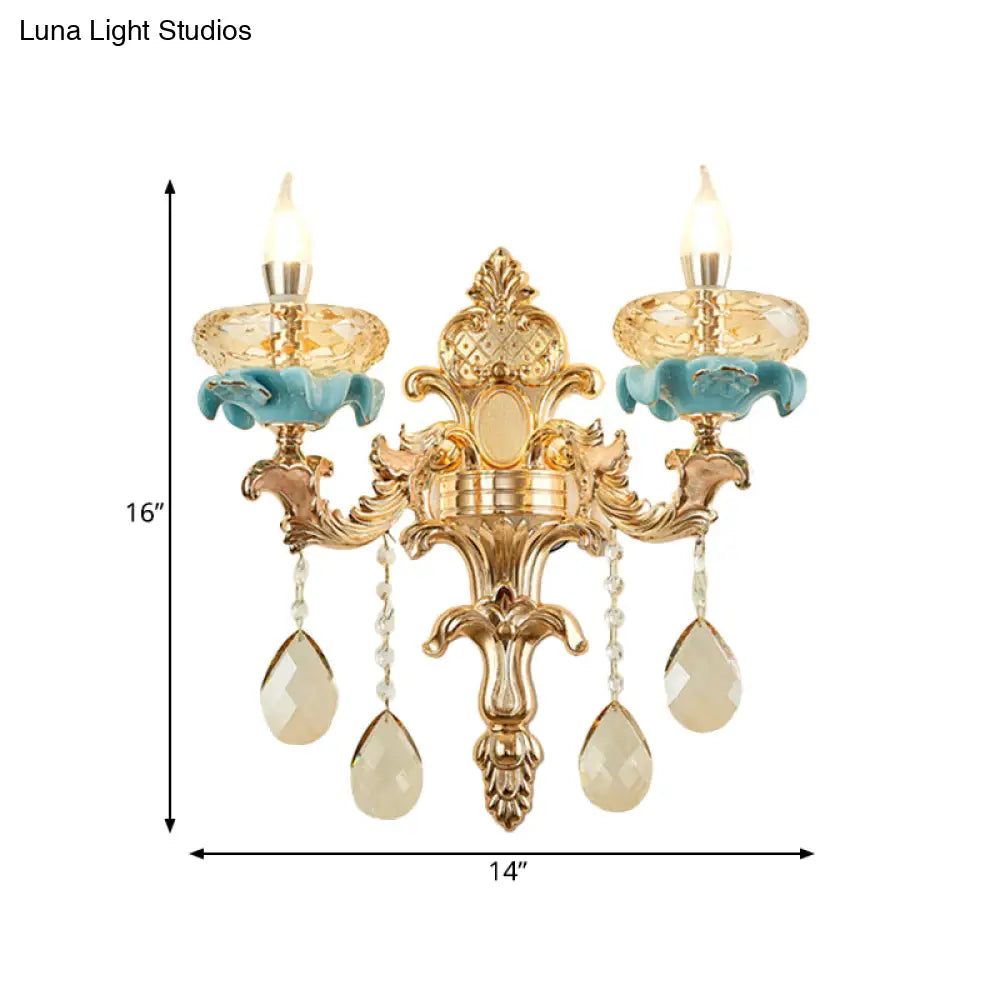 Lámpara de pared tipo candelabro envejecido DecorBites™ con aplique de cristal en color dorado