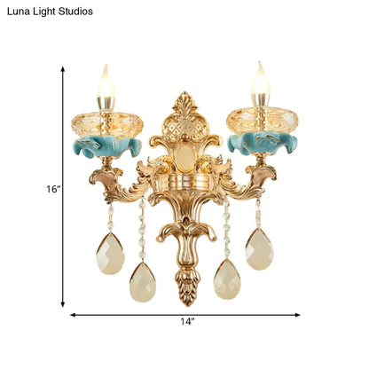 Lámpara de pared tipo candelabro envejecido DecorBites™ con aplique de cristal en color dorado