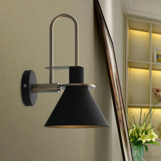 شمعدان معدني عتيق مثبت على الحائط باللون الأبيض/الأسود/الأخضر مع مقبض لوضعه بجانب السرير