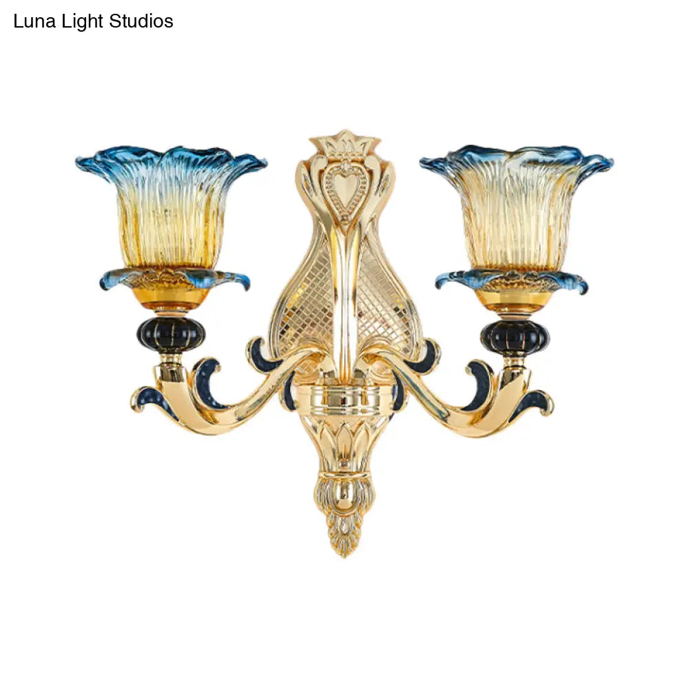 مصباح حائطي عتيق على شكل زهرة ذهبية مع لمبات زجاجية شفافة مكشكشة - ذراع منحني، مصباح مثبت على الحائط