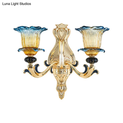 مصباح حائطي عتيق على شكل زهرة ذهبية مع لمبات زجاجية شفافة مكشكشة - ذراع منحني، مصباح مثبت على الحائط