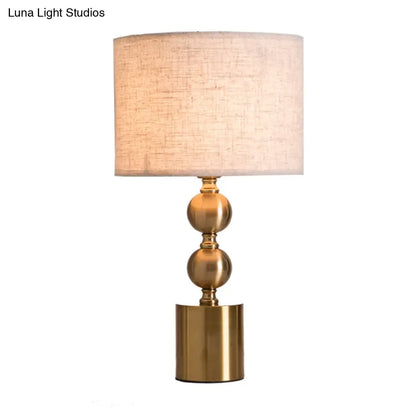 مصباح طاولة ليلي بقاعدة من القرع الذهبي العتيق