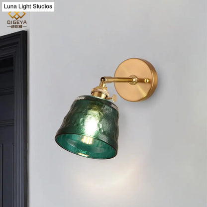 Aplique de pared de latón verde envejecido con pantalla de cristal texturizado y cono ajustable