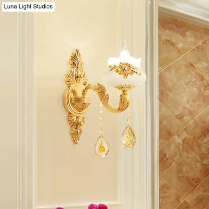 Aplique de pared con acabado dorado de imitación jade envejecido y colgante de cristal - Lámpara de pared para salón