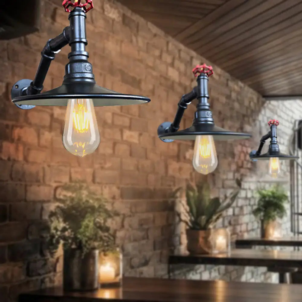 Aplique de pared de hierro envejecido: Lámpara plana para salón, un solo cabezal, acabado negro/cobre con válvula decorativa.