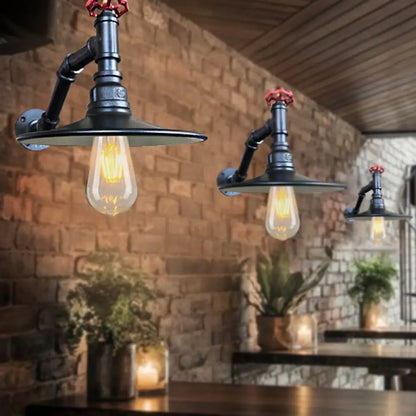 Aplique de pared de hierro envejecido: Lámpara plana para salón, un solo cabezal, acabado negro/cobre con válvula decorativa.
