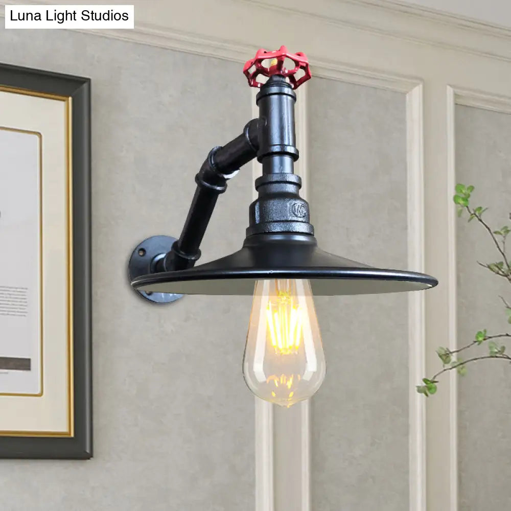 Aplique de pared de hierro envejecido: Lámpara plana para salón, un solo cabezal, acabado negro/cobre con válvula decorativa.