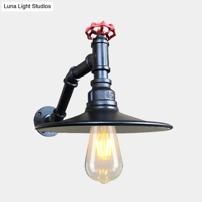 Aplique de pared de hierro envejecido: Lámpara plana para salón, un solo cabezal, acabado negro/cobre con válvula decorativa.