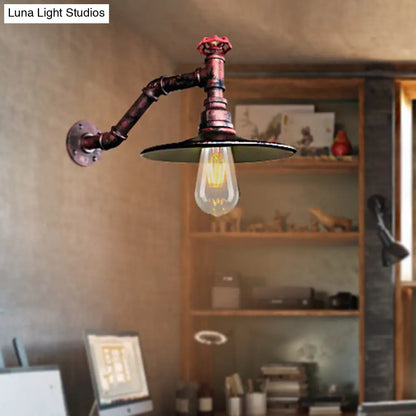 Aplique de pared de hierro envejecido: Lámpara plana para salón, un solo cabezal, acabado negro/cobre con válvula decorativa.