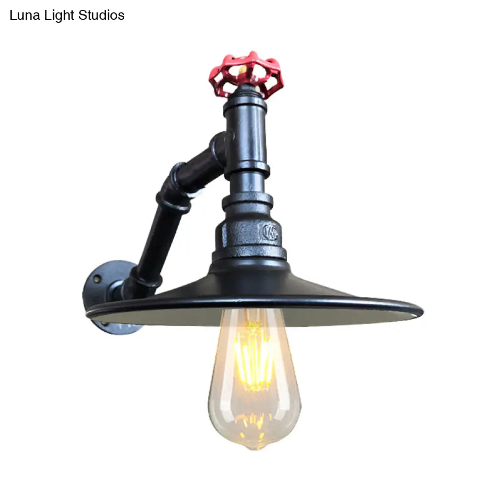 Aplique de pared de hierro envejecido: Lámpara plana para salón, un solo cabezal, acabado negro/cobre con válvula decorativa.
