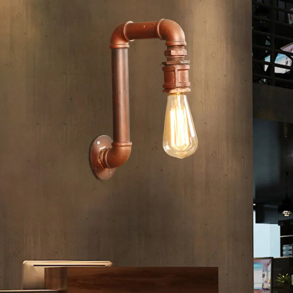 Aplique de pared de metal envejecido con bombilla desnuda y brazo de tubo en ángulo recto.