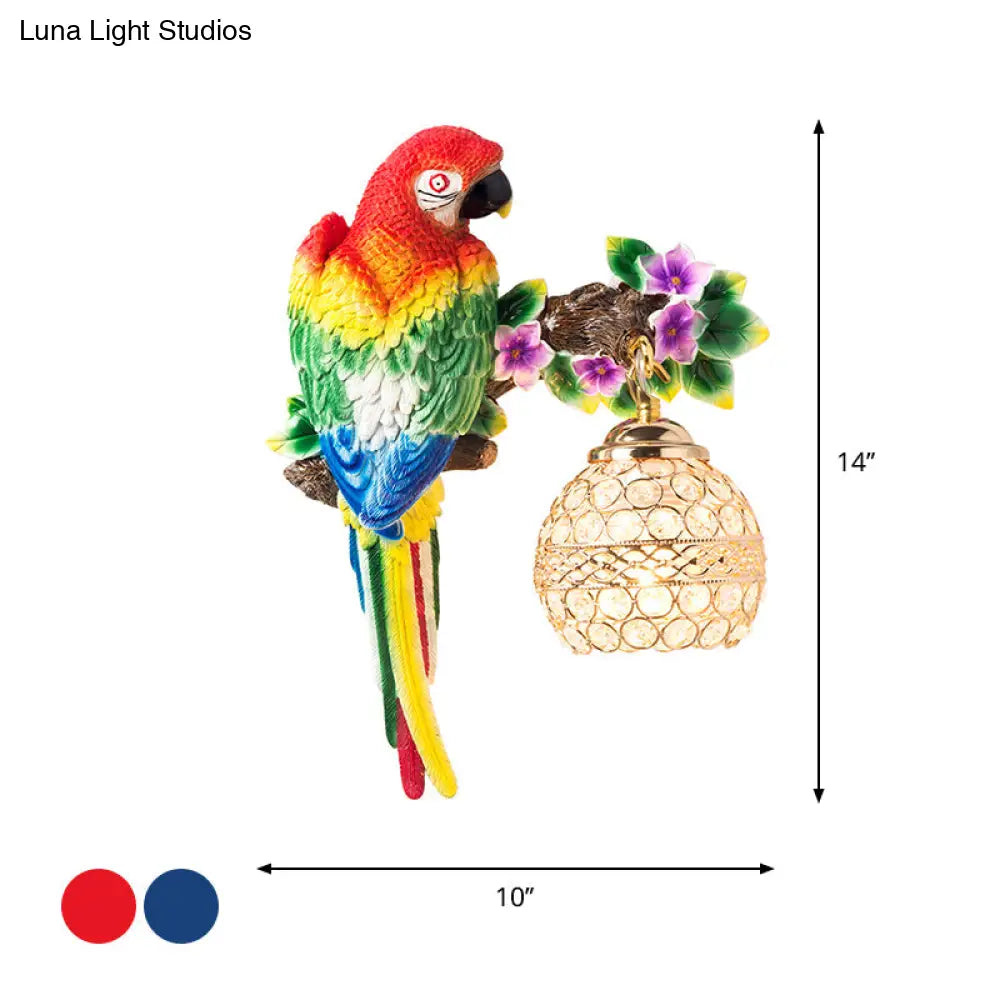 Aplique de pared antiguo de una sola luz con diseño de loro de resina - Idea de iluminación floral para salón en azul/rojo con pantalla de cristal K9