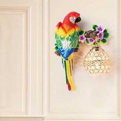 Aplique de pared antiguo de una sola luz con diseño de loro de resina - Idea de iluminación floral para salón en azul/rojo con pantalla de cristal K9