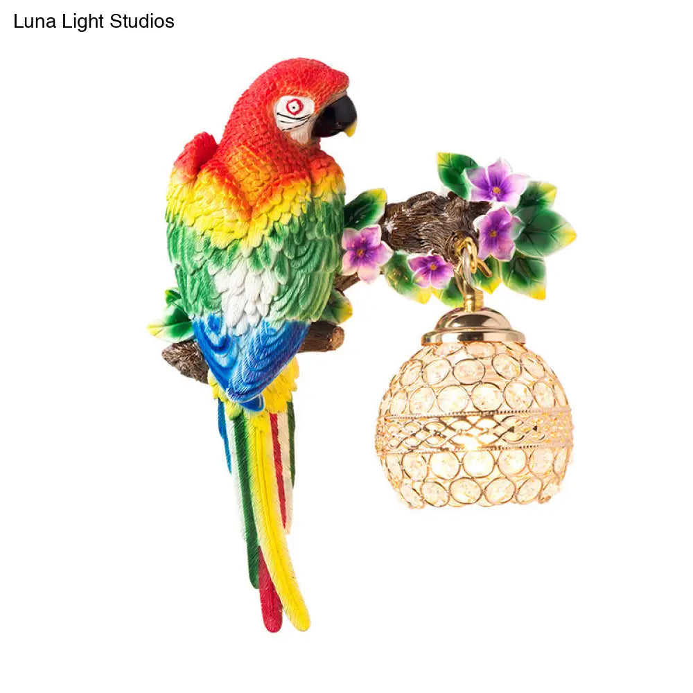Aplique de pared antiguo de una sola luz con diseño de loro de resina - Idea de iluminación floral para salón en azul/rojo con pantalla de cristal K9