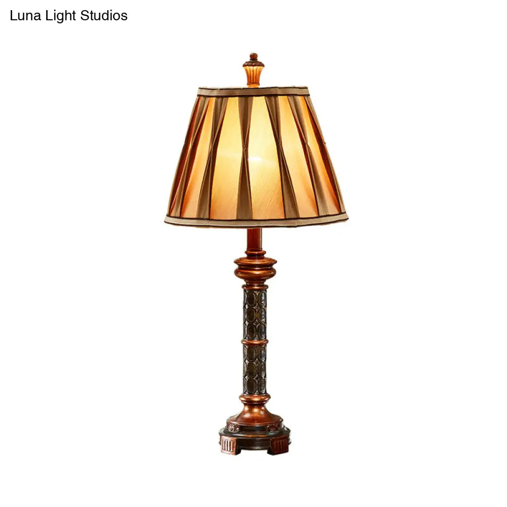 Lámpara de mesilla de noche de resina de estilo antiguo con base de columna acanalada, bombilla y pantalla de tela
