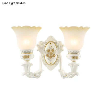 وحدة إضاءة جدارية عتيقة من الزجاج الأبيض المتوهج لغرفة الطعام