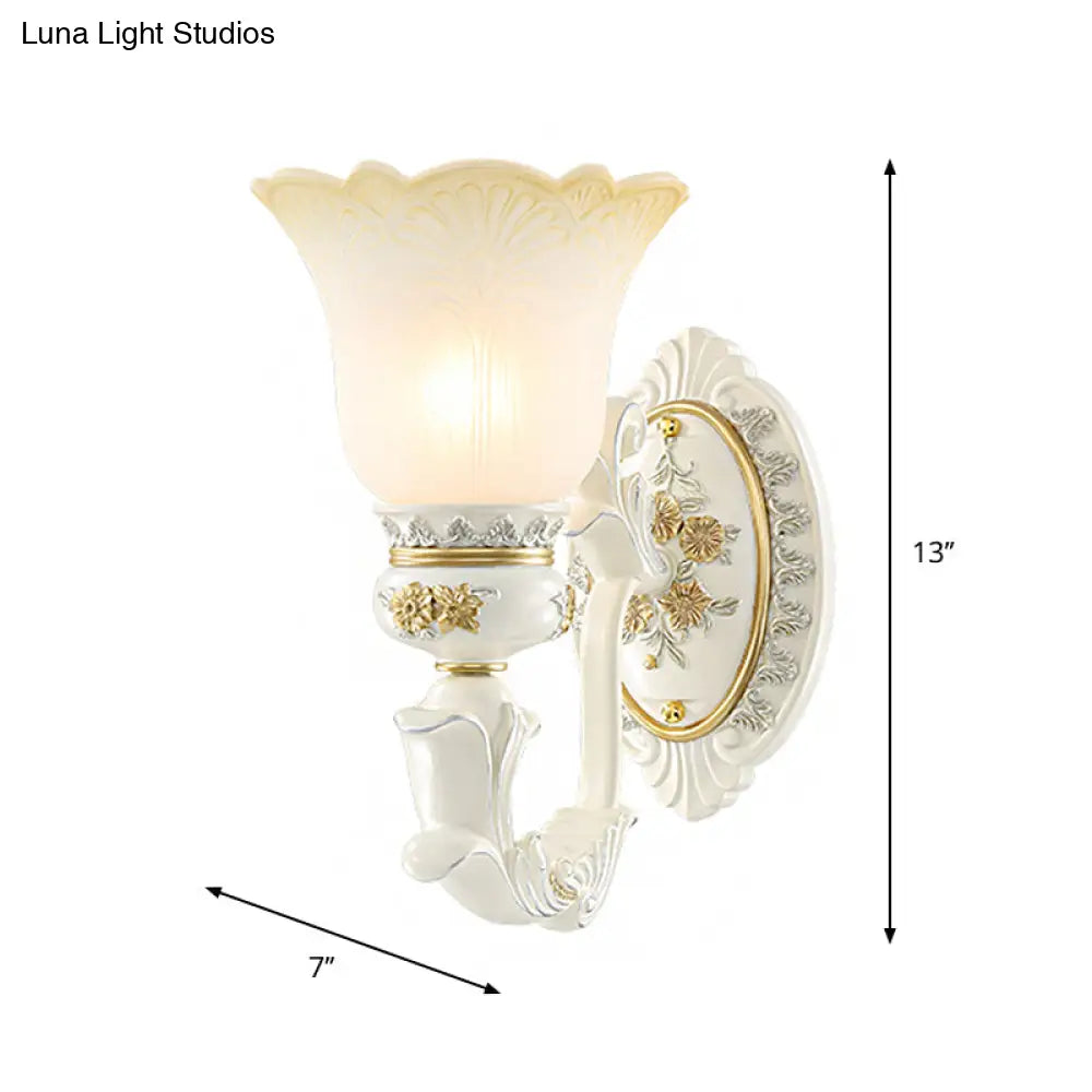 وحدة إضاءة جدارية عتيقة من الزجاج الأبيض المتوهج لغرفة الطعام