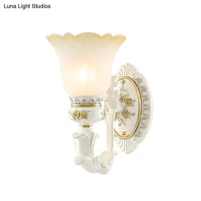 وحدة إضاءة جدارية عتيقة من الزجاج الأبيض المتوهج لغرفة الطعام