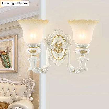 وحدة إضاءة جدارية عتيقة من الزجاج الأبيض المتوهج لغرفة الطعام