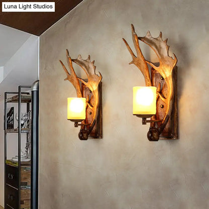 مصباح حائطي من Antler Decor مع تركيبات زجاجية باللون البيج والبني - على شكل كوب تقليدي