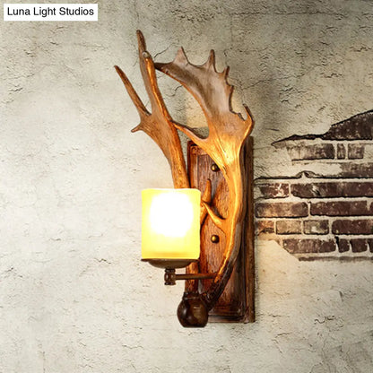 مصباح حائطي من Antler Decor مع تركيبات زجاجية باللون البيج والبني - على شكل كوب تقليدي