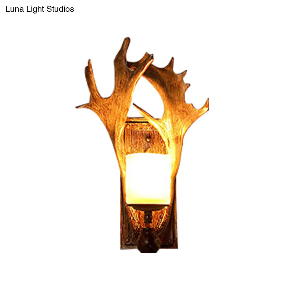 مصباح حائطي من Antler Decor مع تركيبات زجاجية باللون البيج والبني - على شكل كوب تقليدي