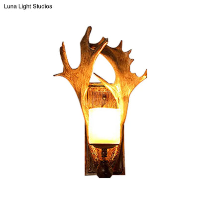 مصباح حائطي من Antler Decor مع تركيبات زجاجية باللون البيج والبني - على شكل كوب تقليدي