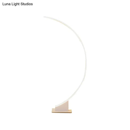 مصباح أرضي LED على شكل مقوس باللون الأبيض لإطلالة بسيطة لغرفة المعيشة المعدنية