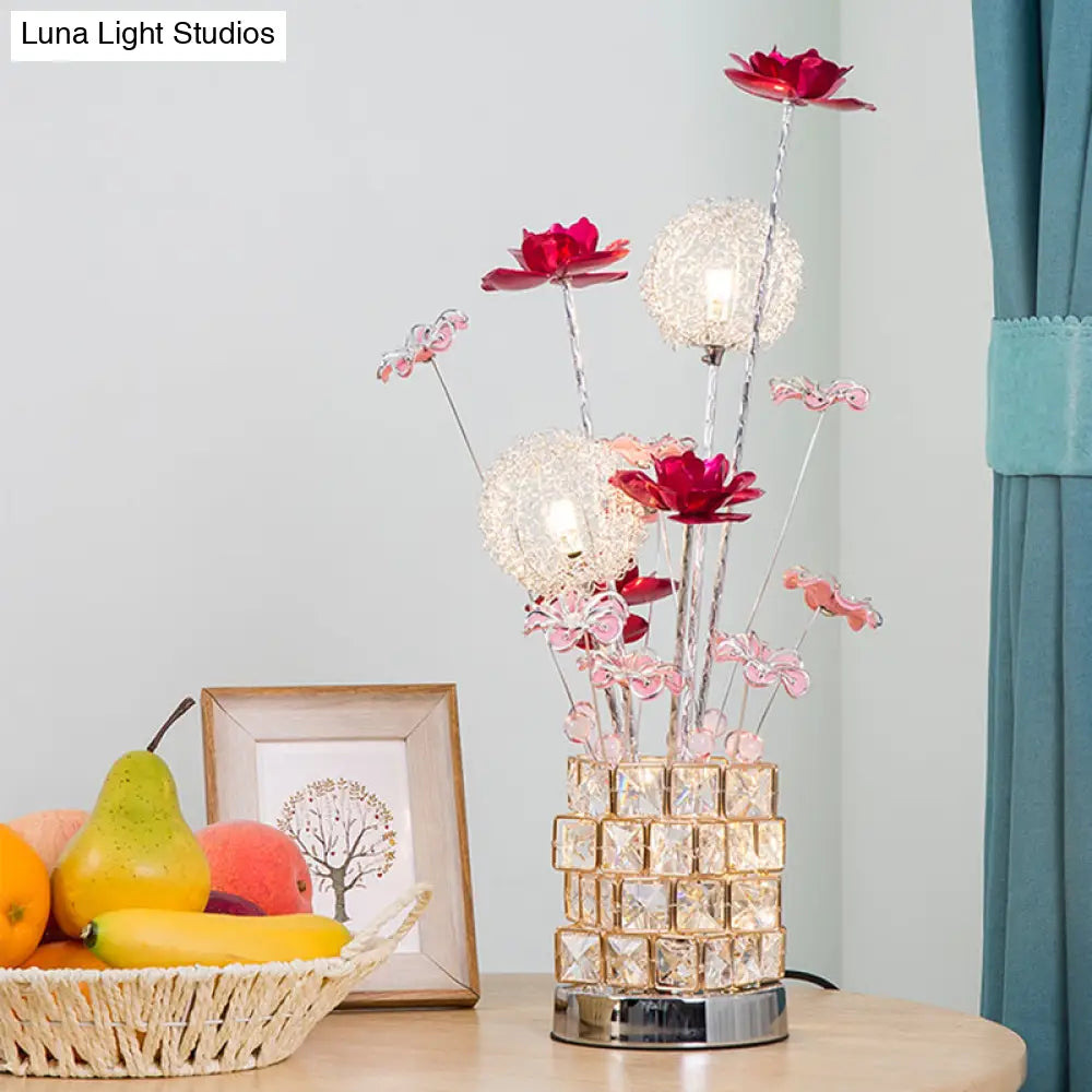 أريانا - مصباح مكتبي من الألومنيوم على شكل مكعب روبيك، ديكور فني لغرفة الرسم، مزود بإضاءة ليد مدمجة بالكريستال، مع ديكور زهري وردي/أحمر