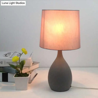 أريانا - مصباح ليلي معدني على شكل دمعة، مصباح طاولة رمادي بسيط مع غطاء أسطواني من القماش