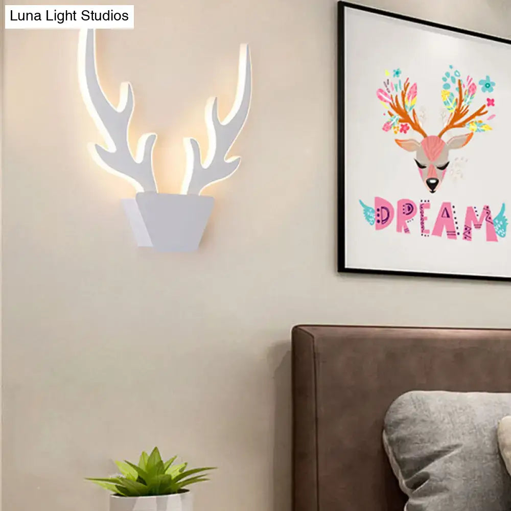 White deer antler-shaped art deco light fixture wall sconce in black and white for modern bedroom decor