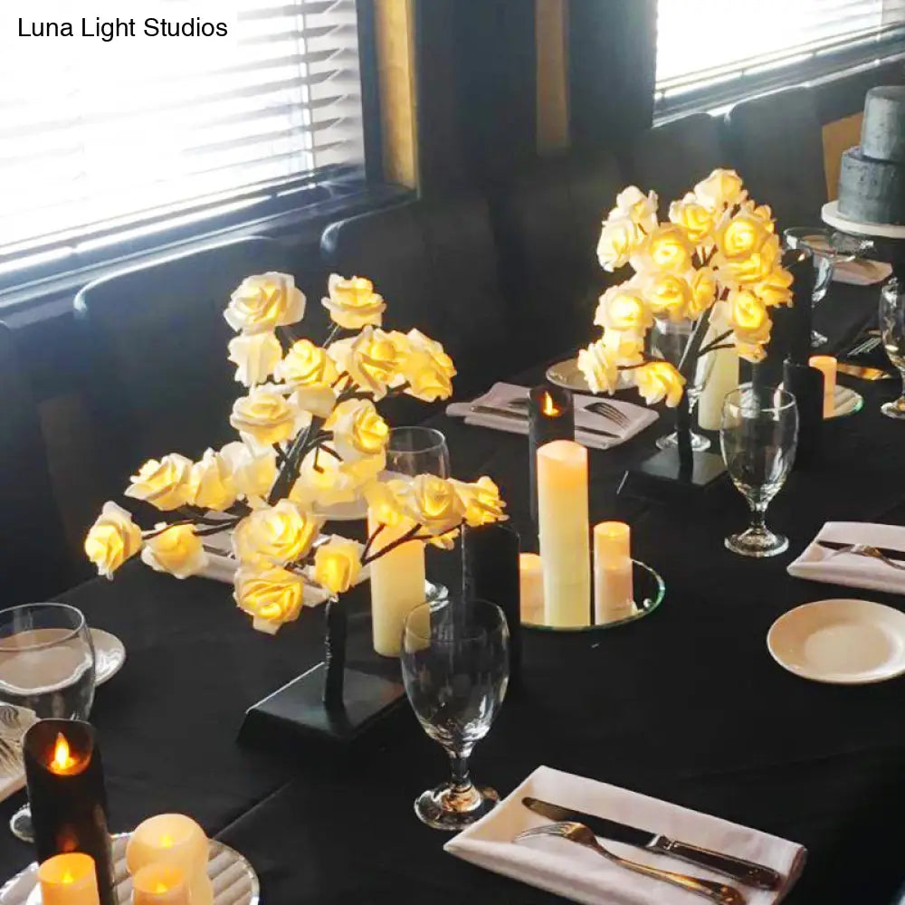 Lámpara de mesilla LED Art Déco - Diseño de rosa blanca de plástico para restaurantes