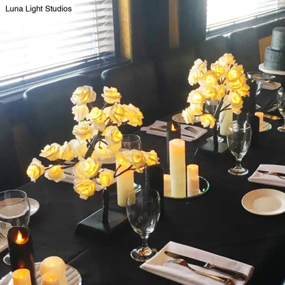 Lámpara de mesilla LED Art Déco - Diseño de rosa blanca de plástico para restaurantes