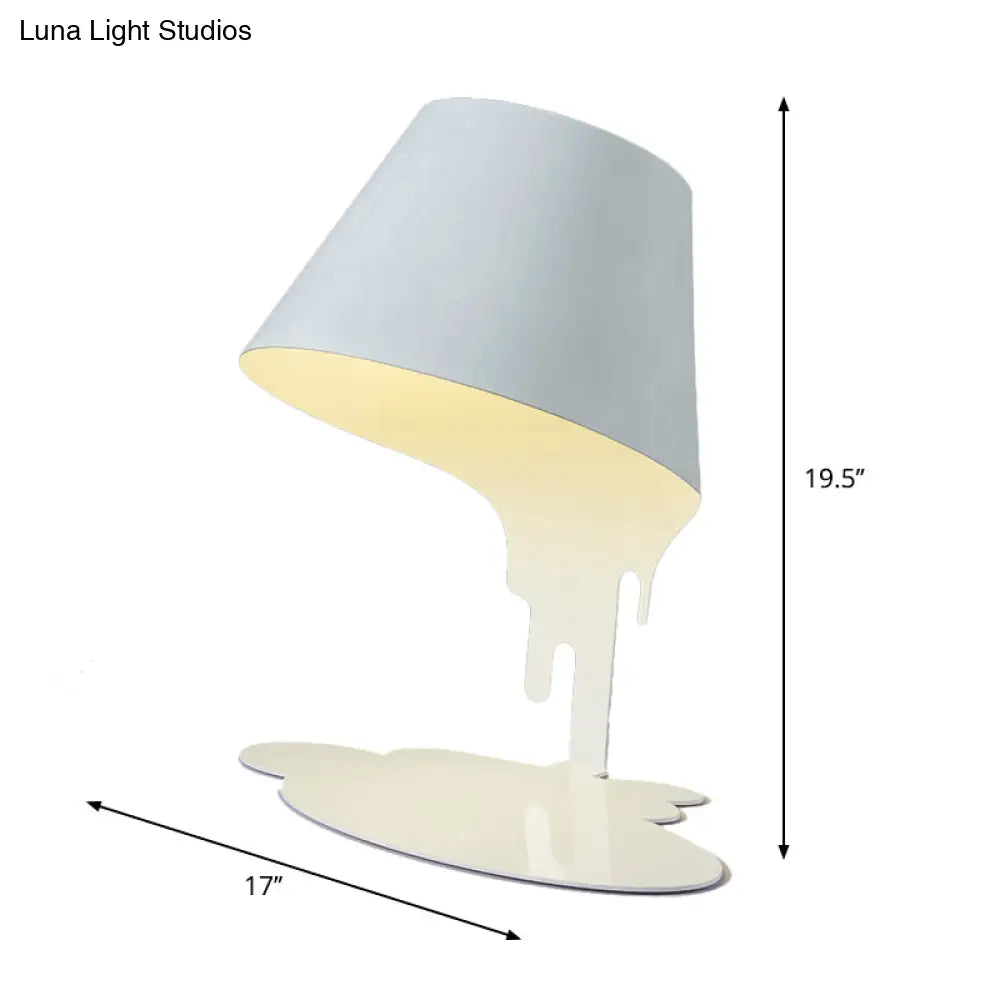 Lámpara de escritorio Art Déco de metal con pantalla cónica fundida - Blanca, ideal para oficinas