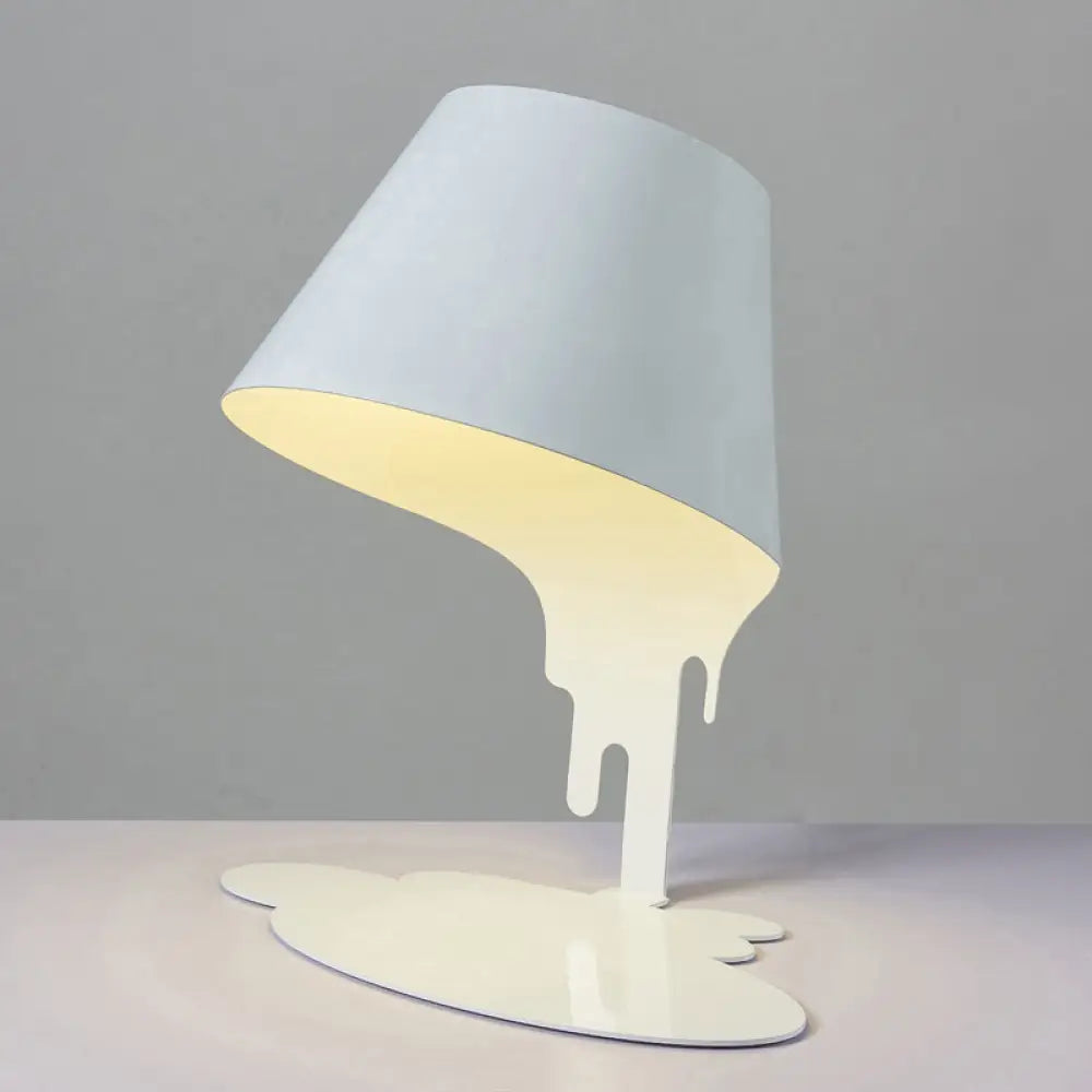 Lámpara de escritorio Art Déco de metal con pantalla cónica fundida - Blanca, ideal para oficinas