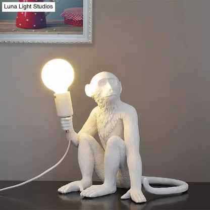 Lámpara de noche con forma de estatuilla de mono Art Déco: Lámpara de mesa de resina con bombilla desnuda para dormitorio
