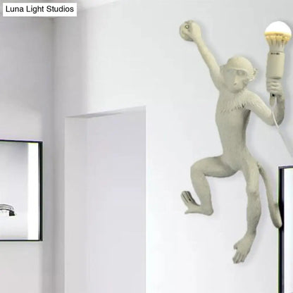 Aplique de pared Art Déco con forma de mono de resina - Elegante lámpara de 1 luz para recibidor