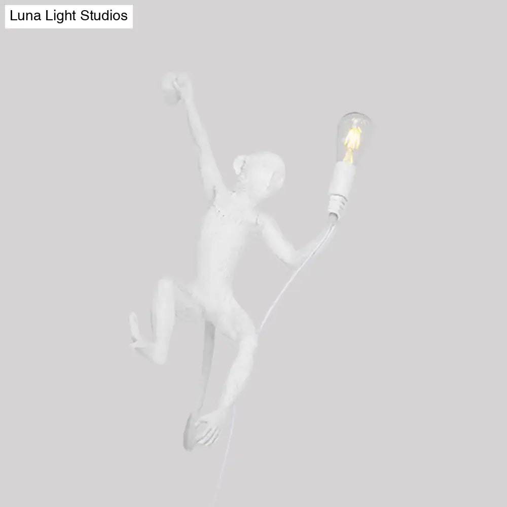 Aplique de pared Art Déco con forma de mono de resina - Elegante lámpara de 1 luz para recibidor